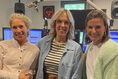 Judith Brentrup steht mit zwei Gästinnen im Studio