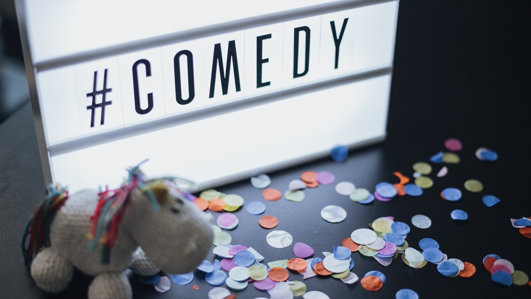 Lightbox mit der Schrift "Comedy"